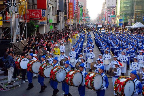 图3-4：天国乐团经过，嘉义市民欢欣鼓舞