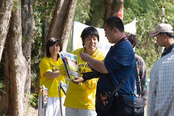 法轮功学员向大陆游客讲真相、促三退以保平安