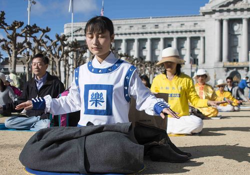 法轮功学员在市府广场炼功