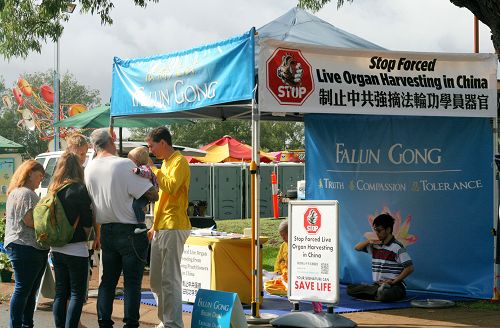 图1-3：法轮功学员在西澳Bunbury一年一度的跑马秀和乡村展会上介绍功法，传播真相