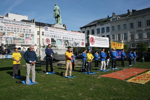 图9：法轮功学员在横幅下的功法展示