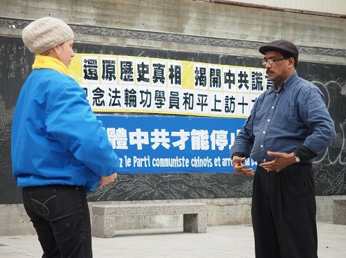 有人现场学习法轮功。