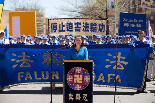 “全球退党服务中心”主席易蓉在集会上发言