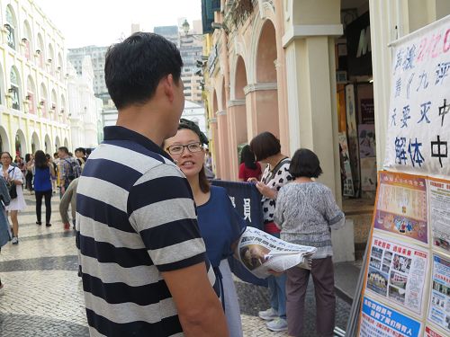 大陆民众细心聆听法轮功学员讲述真相