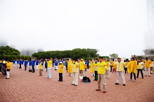 芝加哥法轮功学员集体炼功