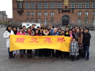 图：丹麦法轮功学员在哥本哈根市政厅广场恭贺师尊生日快乐