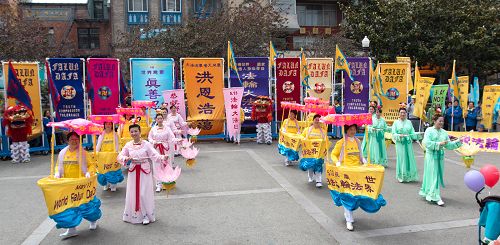 图：法轮功学员在花园角广场举行庆祝法轮大法日活动