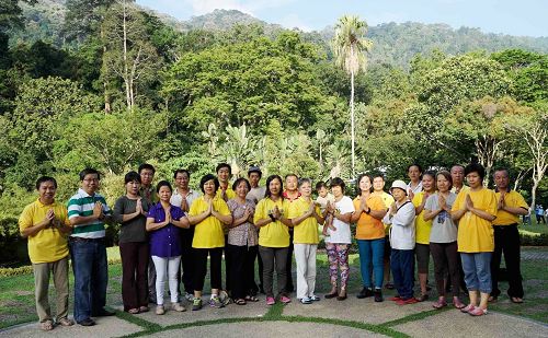 马来西亚槟城和双溪大年法轮功学员在槟城植物园炼功点恭祝师尊生日快乐！