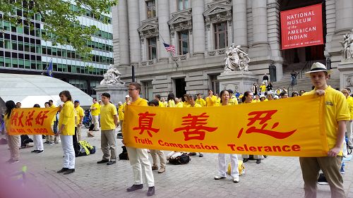 奥地利派屈克•阿托夫（Patrick Arthofer，右一 ）五月十三日在纽约富丽广场