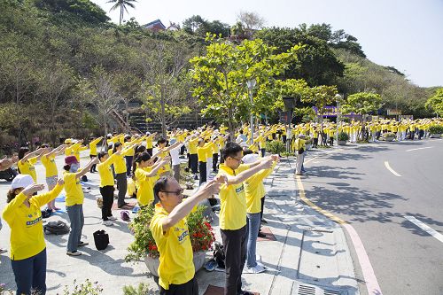 高雄地区法轮功学员于二零一五年五月三日在著名景点西子湾庆祝“世界法轮大法日”。