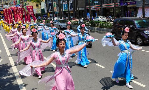 “庆祝世界法轮大法日”美丽的仙女队手捧大莲花降凡献瑞，带给民众大法美好。很受民众欢迎。