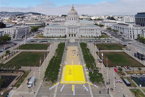 四百多名法轮功学员在旧金山市府前排字炼功