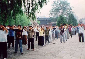 义县法轮功学员在“奉国寺”炼功