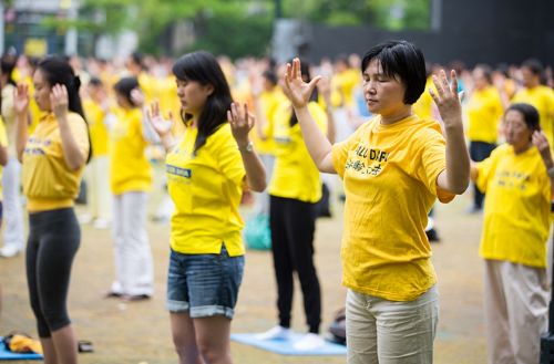 图1-3：七二零前夕，二零一五年七月十八日，上千名来自加拿大各地的部分法轮功学员在多伦多市政中心Metro Hall 举行集体大炼功