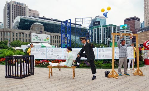 图7：模拟酷刑演示，揭露中共迫害法轮功学员。