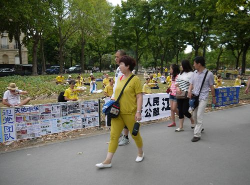 图5-7：中国大陆游客路经法轮功真相展板