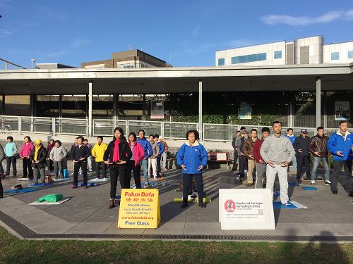 图1-2：法轮功学员在悉尼华人聚集地赫斯维尔（Hurstville）展示五套功法