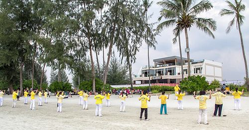 法轮功学员在民丹岛拉够易海湾集体炼功