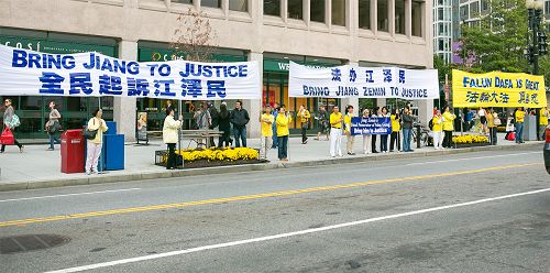 图6： 九月二十五日，奥巴马和习近平会见时，法轮功学员在白宫周围的街道两旁打横幅。