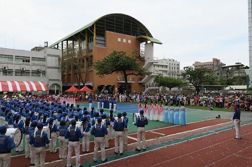 '图6：游行归来，民众在彰化女中操场上观赏天国乐团的表演。'