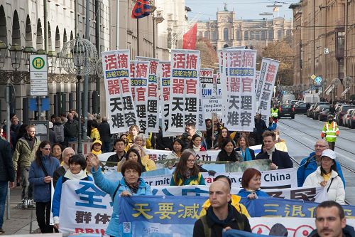 '图4～5：十一月五日，欧洲法轮功学员在德国慕尼黑大游行。'