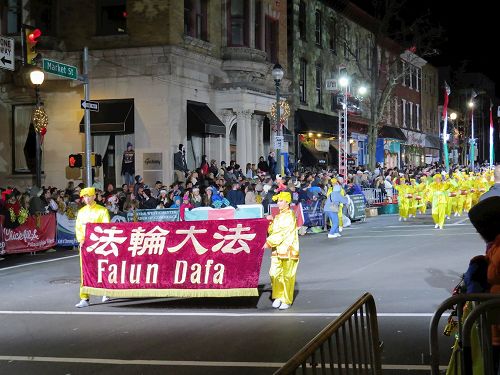 '图：由费城及周边城市的部份法轮功学员组成的腰鼓队应邀参加在西切斯特市（West Chester）圣诞游行，这已是法轮功学员连续第九年受到邀请'