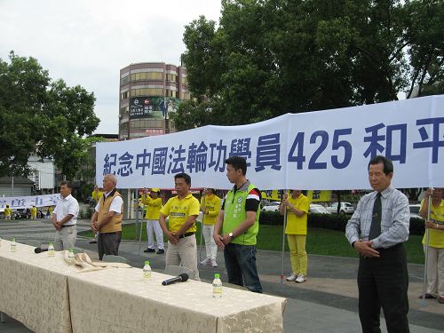 图4：前来参加集会的嘉宾跟随现场法轮功学员炼功。前市议员高基赞（左二）表示回去后要找住家附近的学员学炼。兽医师詹振芳（左一）认为看似不大的动作，却会流汗，对身体有帮助。前高分院庭长古金男（右一）认为法轮功学员讲真相，对中国民主法治有帮助。