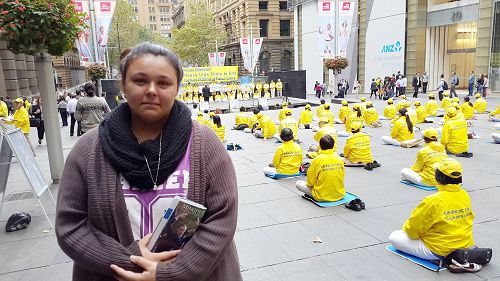 大学学生珊漾（Shanaye March）在一旁听集会发言并落泪