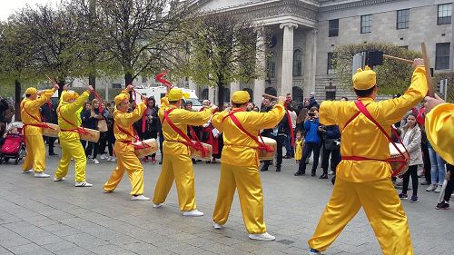 图2：法轮功学员表演鼓舞，庆祝世界法轮大法日。