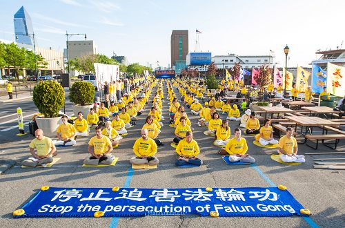 法轮功学员在纽约中领馆前炼功，呼吁制止中共迫害