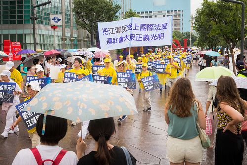 图10-11：要求法办迫害元凶江泽民