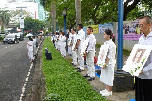 '图：雅加达法轮功学员在中使馆前举办和平集会，声援王治文。'