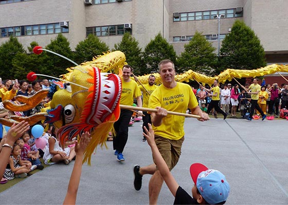 纽约华埠庆中秋 法轮功学员送祝福