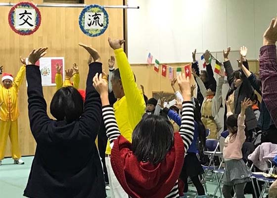 广岛国际交流圣诞会 观众集体学功