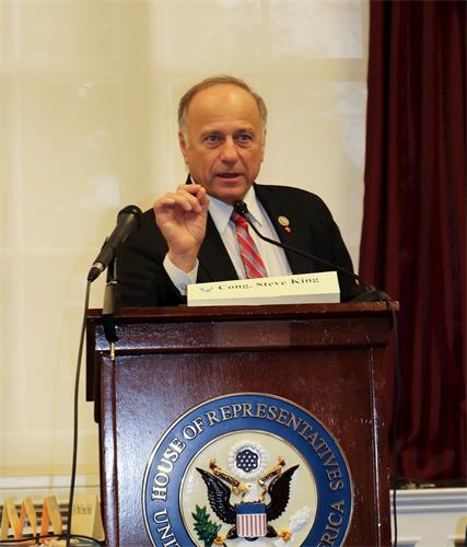 '图4：美国众议员史蒂夫·金（Steve King）说，法轮功学员只是想做好人，不应因此遭到中共迫害。'