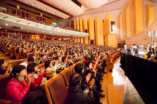 '图2：三月六日至七日于嘉义市政府文化局音乐厅演出三场，场场爆满。图为第三场爆满的盛况。'