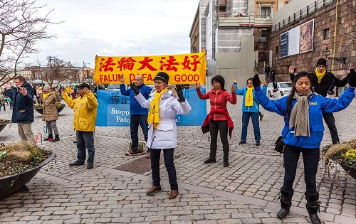 '图1：法轮功学员在皇宫旁的钱币广场上展示法轮功功法'