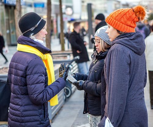 '图6：法轮功学员面对面向过往路人讲述法轮功的真相'