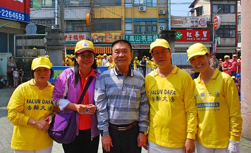 图1：梅山国小校长邱文岚（左二）和梅山乡乡长刘宏文（中）与法轮功学员合影，欢迎法轮功学员参加梅山国小创校一百一十周年校庆踩街。