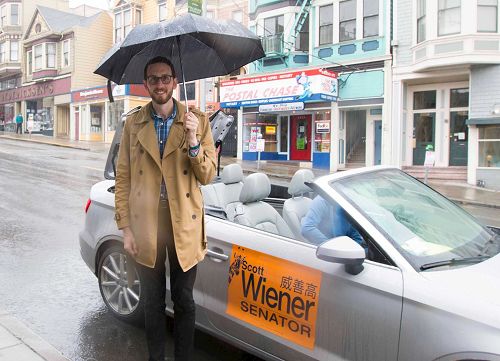 '图7：Scott Wiener.jpg　加州参议员威善高支持法轮功天国乐团参加游行'