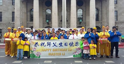 '图1：爱尔兰法轮功学员恭祝师父生日快乐'