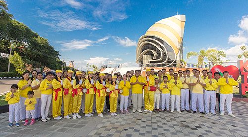 图22：丹戎槟榔、巴淡岛、北干巴鲁、新加坡法轮功学员恭祝师尊生日快乐