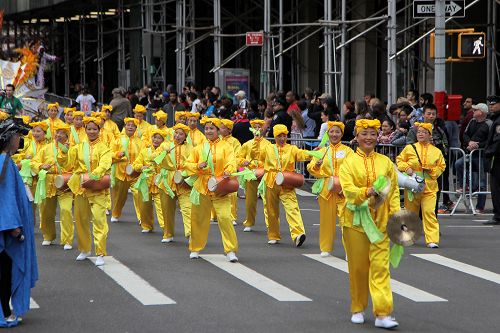 图5：法轮功学员组成的腰鼓队，有观众表示：“展现了中国人的特色。”