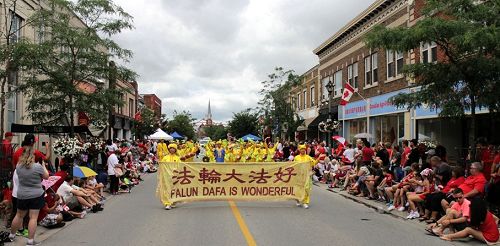 图6：多伦多腰鼓队一早赶到尼加拉瓜瀑布（Niagara Falls）参加11点的游行。