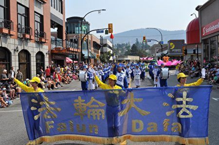 '图1：法轮功学员参加加拿大卑诗省内陆小城彭蒂克顿市（Penticton）一年一度的桃子节游行'