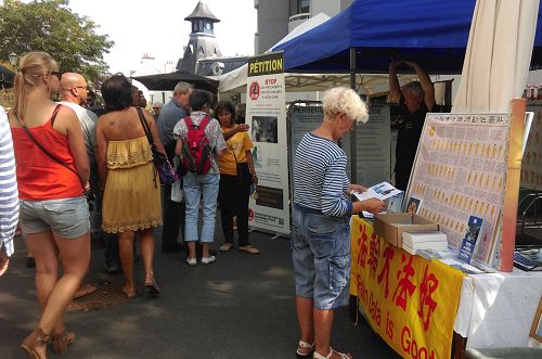 '法轮功学员在迪纳尔（Dinard）集市上介绍法轮功真相'