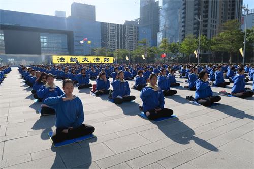 '图1～3：二零一八年一月一日，来自大台中地区的部份法轮功学员在台中市政府的大广场上炼功。'