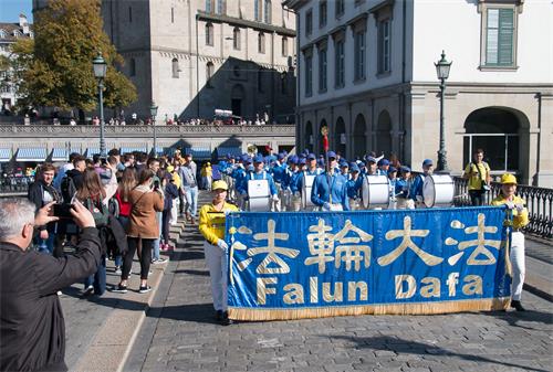 图9～11：来自各族裔的法轮功学员组成的平和的游行队伍吸引路人拍照留念