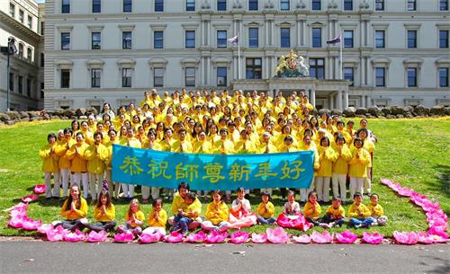 '图1：二零一九年新年即将来临，墨尔本法轮功学员聚集在市中心的Treasury　Gardens公园，向慈悲伟大的师父致以最崇高的敬意！恭祝师父新年好！'