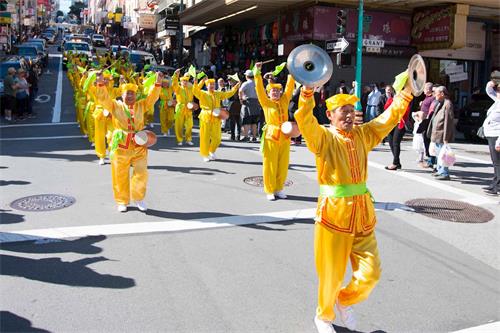 '图1～42：法轮功学员举办新年游行，给民众拜年送祝福'